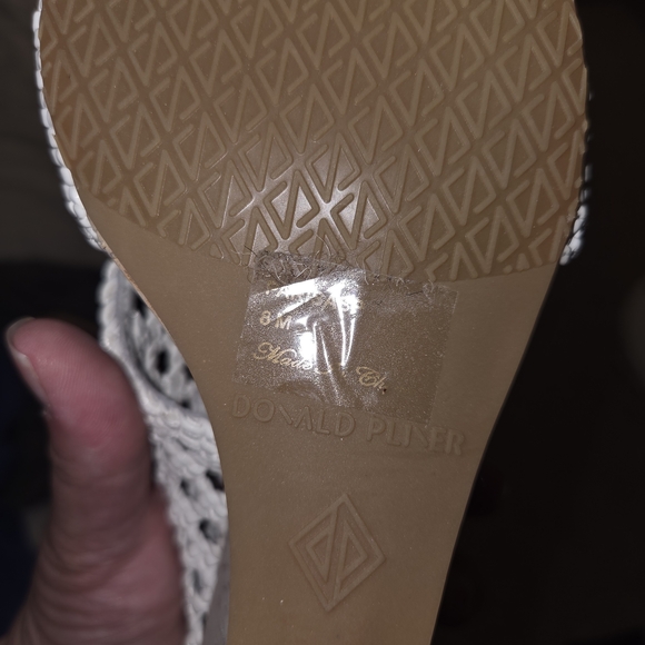 Donald J. Pliner White Women's Shoes - Picture 6 of 7